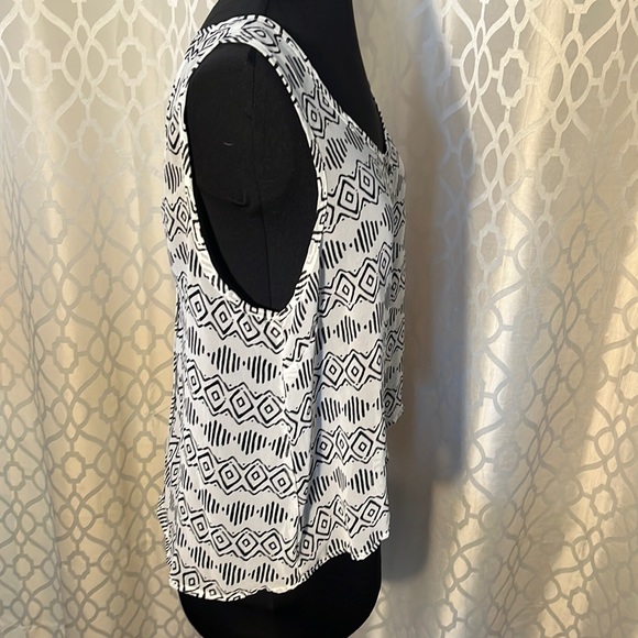 Forever 21 black and white women’s top with black button front. Size M - Picture 3 of 7